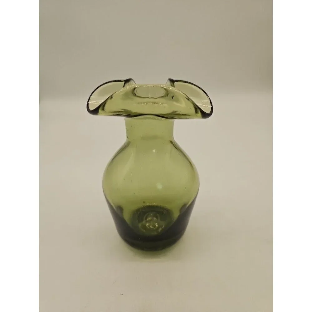Hand Blown Glass Green Avocado Ruffled Rimmed 5.5” Vase In EUC‎